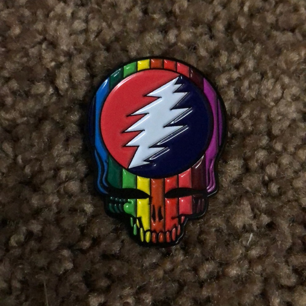 GRATEFUL DEAD RAINBOW SKULL PIN